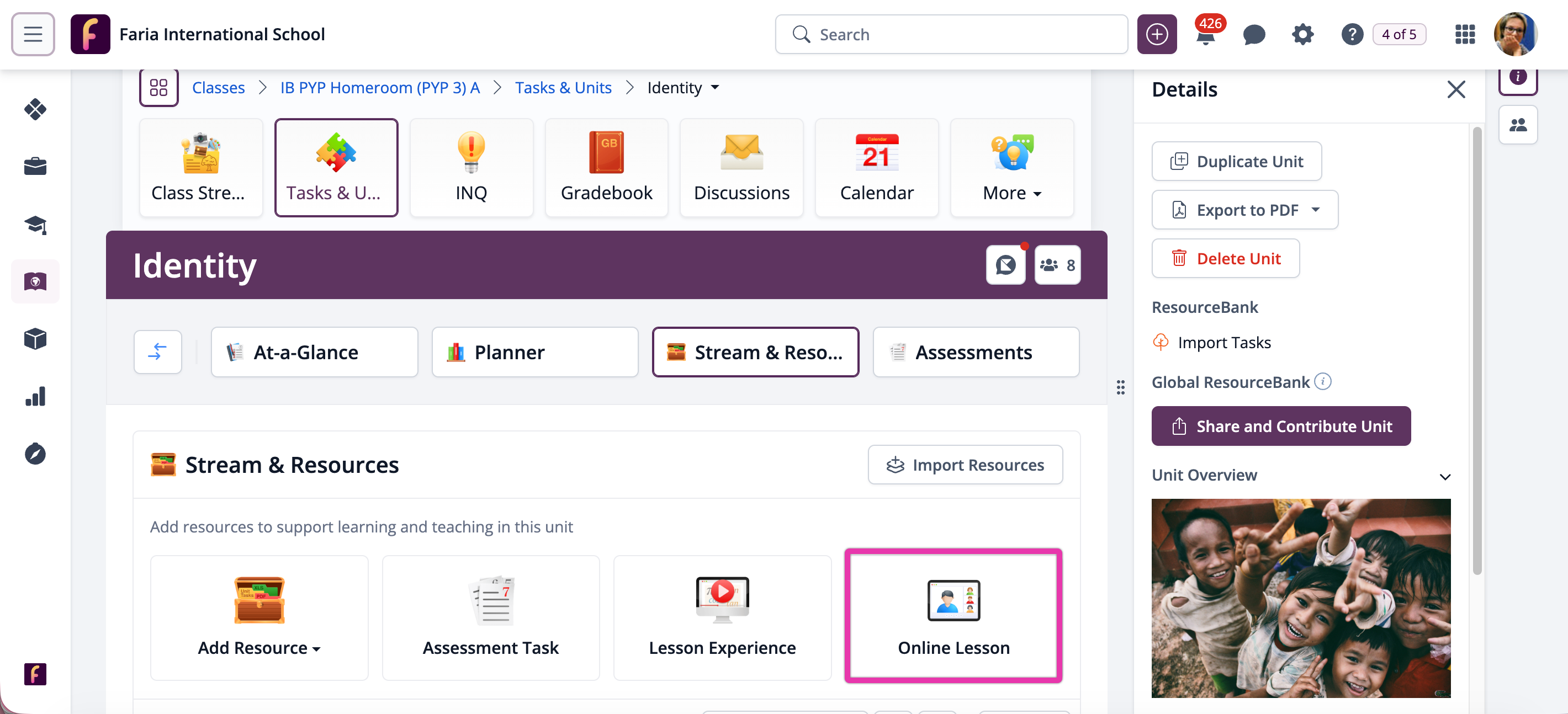 Captura de pantalla: Programe el horario de clases virtuales utilizando nuestra integración con Zoom; o cualquier otra herramienta de video que prefiera.