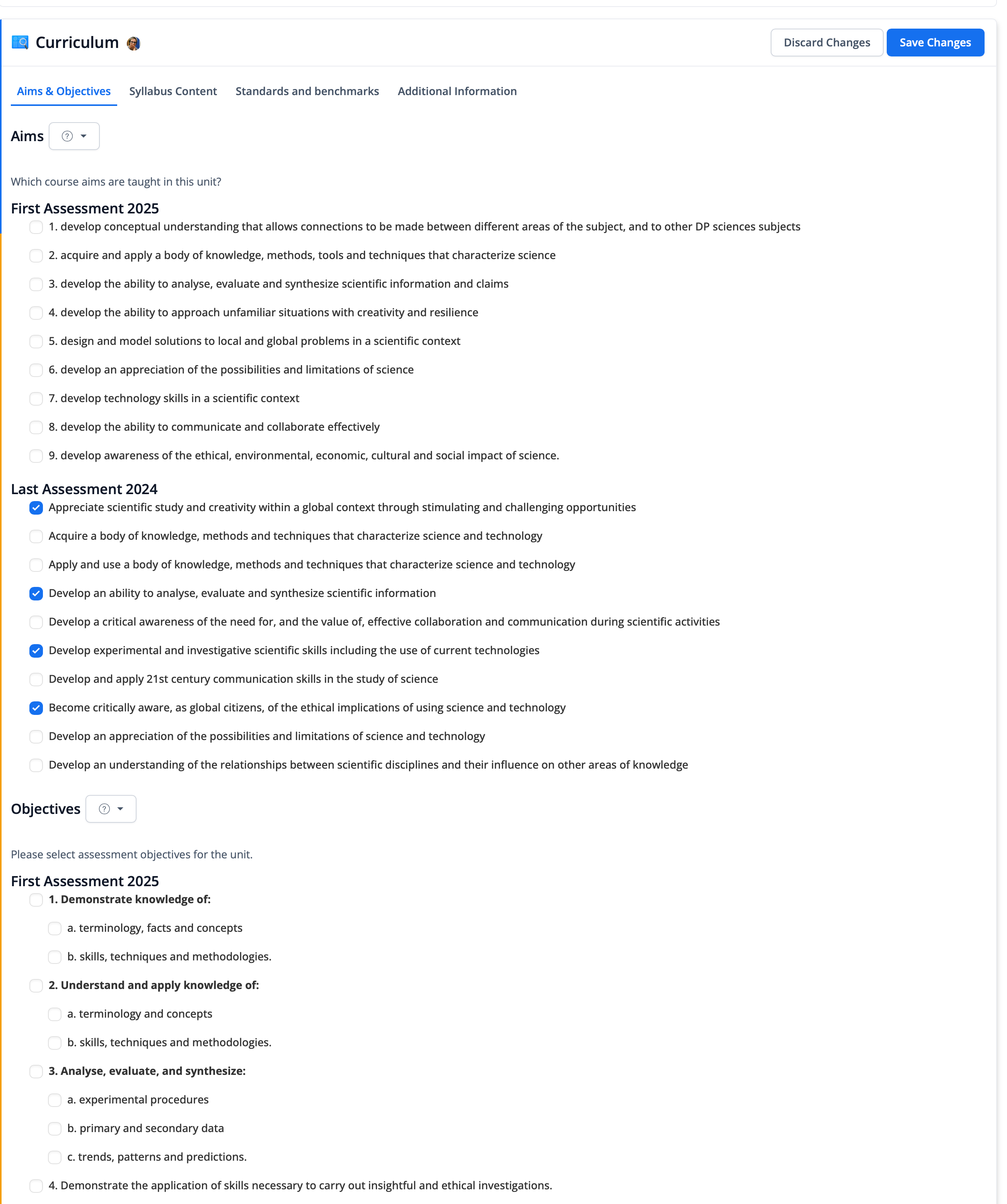 Captura de pantalla: La información específica de la asignatura del DP se puede encontrar y seleccionar en la sección Currículo del planificador.