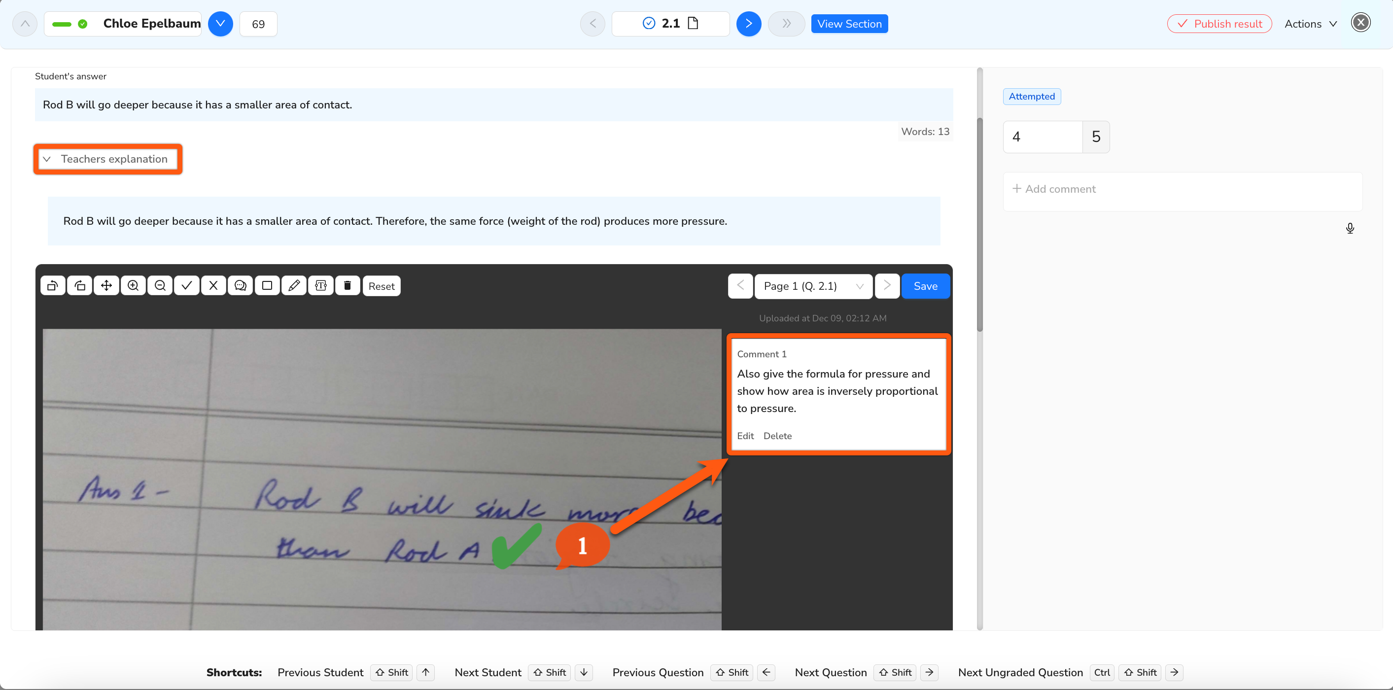 Captura de pantalla: Las explicaciones (si se agregaron durante la creación del examen) estarán disponibles junto a cada pregunta para facilitar la calificación.