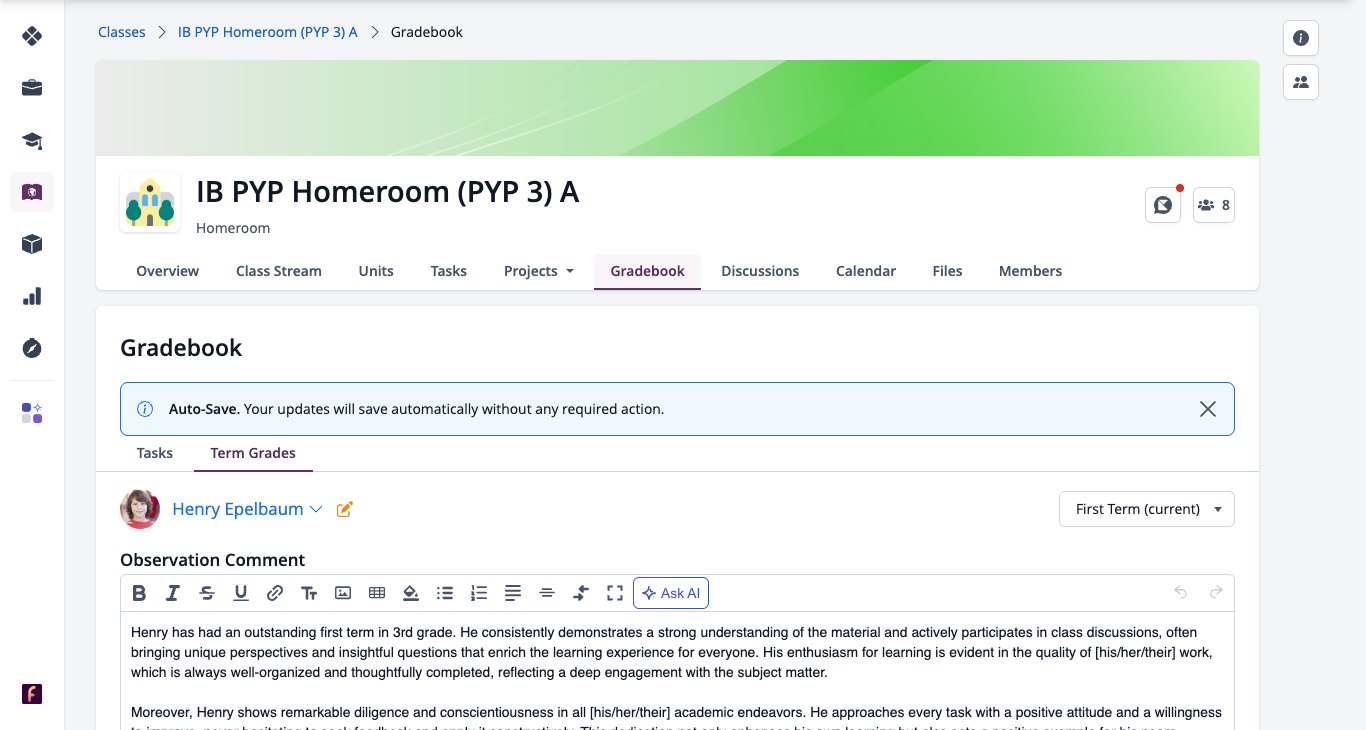 لقطة شاشة: دفتر درجات فصل الصف الدراسي في برنامج السنوات الابتدائية (PYP) ضمن تبويب درجات الفصل الدراسي، مع مُبدِّل الطلاب وتعليقات الملاحظات.